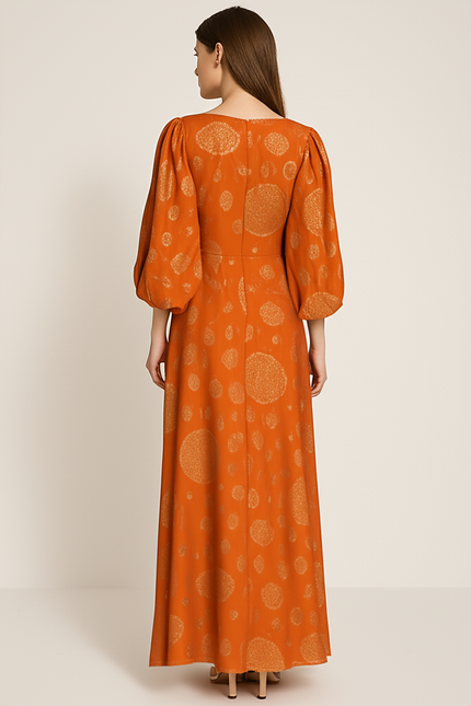 Robe Orange À Motifs Dorés Élégante - gallery 1