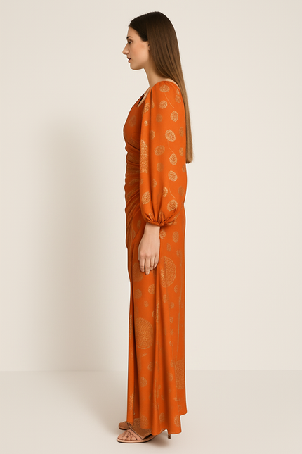 Robe Orange À Motifs Dorés Élégante - gallery 2