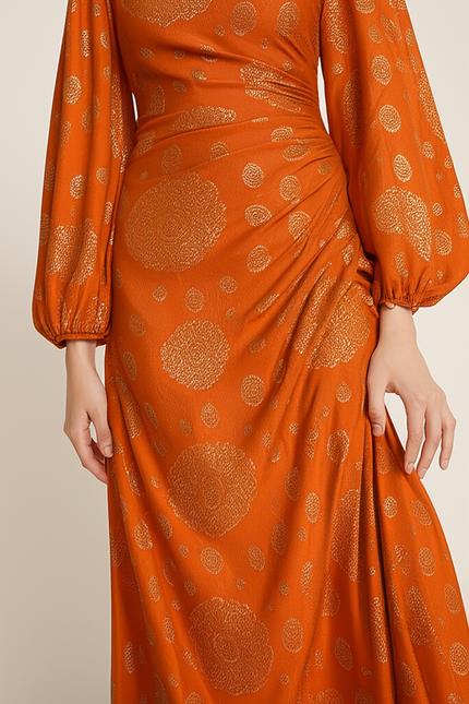 Robe Orange À Motifs Dorés Élégante - gallery 3