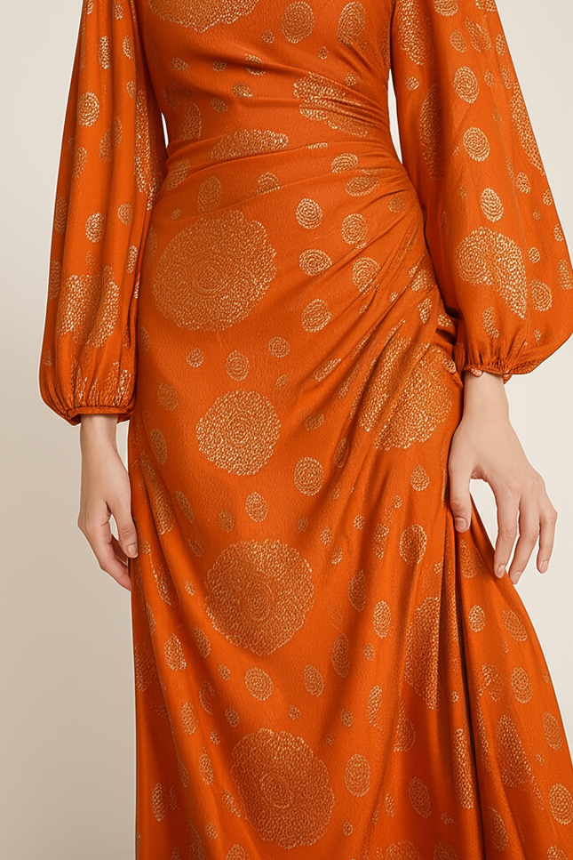 Robe Orange À Motifs Dorés Élégante - gallery 3